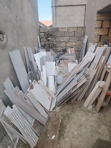 Müxtəlif ölçü və dizaynda kafel-plitə qırıntıları və artıq qalan