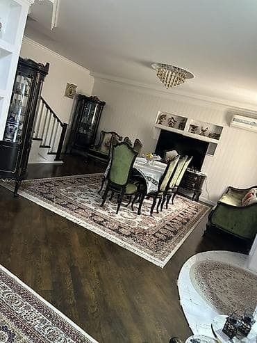 Yeni, Masa və oturacaqlar, İtaliya