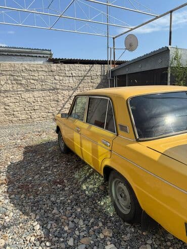 ваза напольная стеклянная высокая без узора: VAZ 2106 sedan – klassik sovet dizaynı və sarı rəngli kuzov. Texniki — 6