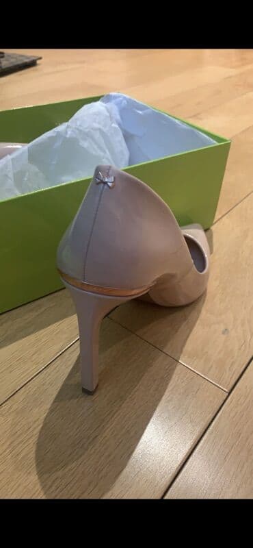 Toy paltarları və aksesuarları: Ted Baker qadın stilettosu - Model: Ted Baker London klassik nasos — 2