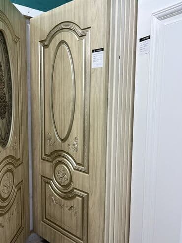 agac qapi: Ağacdan hazırlanmış, oval şəkilli şüşəli daxili qapı. Qapının üzərində — 2