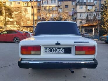 dinamo vaz: VAZ 2107, ağ rəng, sedan kuzov. Texniki xüsusiyyətlər: - 1.5–1.6 l — 9