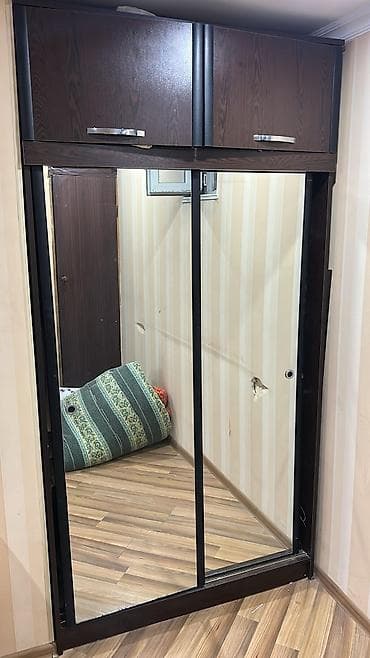 SDəhliz dolabı satılır 130 azn.Ölçü:hünd 235 sm,eni 121 — 1