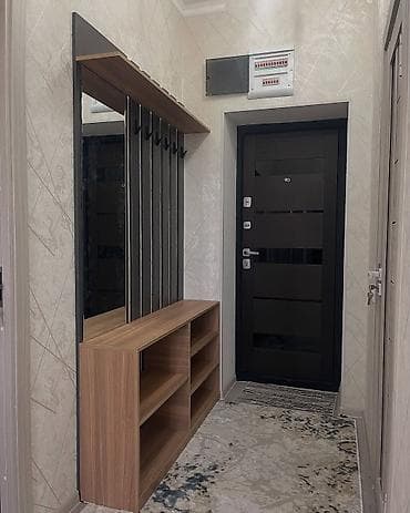 Dəhliz üçün müasir asılqan və rəf sistemi - Düz xətli, minimal dizayn