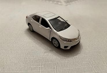 Ağ rəngli sedan tipli metal oyuncaq avtomobil modeli - Realistik