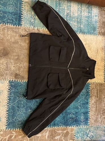 Kurtkalar: Qara yüngül jaket - Rəng: qara - Dizayn: Minimalist, idman üslubunda; — 1