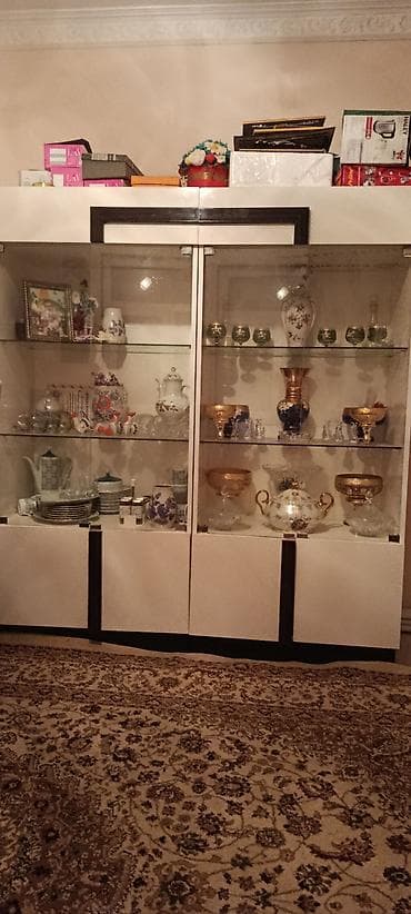 ucuz skaflar: Ağ-qara rəng palitrasında, şüşə vitrinli iki qollu qonaq otağı — 2