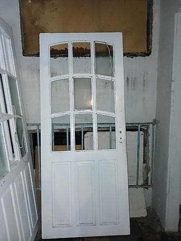 qapi taxda: Ağ rəngli klassik dizaynlı qapı təklif olunur. Üst hissəsi şüşəli — 1