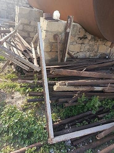 qaplar ev: Dəmir qalın qaraj qapısı.Uzunlugu 2.5 m.Hundurluk 1.90 m.Karkas qalın — 5