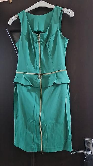 don geyim: Yaşıl rəngli, qolsuz qadın paltarı. Ön hissədən tam uzunluqda — 1