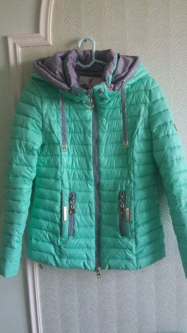 qadın gödəkçə: Eynime balaca oldugu ucun satiram .Razmeri S. 42.Rengi acig — 2