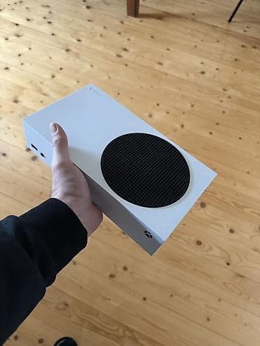 Xbox Series S oyun konsolu Bir pult analoq biri cekir ama oyunlarda