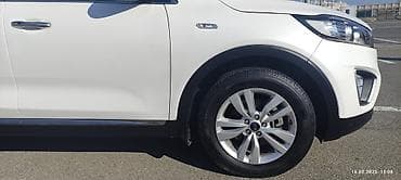 7 yerlik avtomobillər: Kia Sorento – ağ rəngli, şəhər və uzun məsafələr üçün geniş və rahat — 10