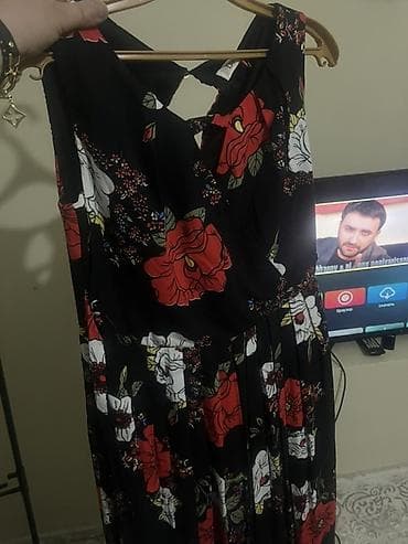 Qara fonlu çiçək naxışlı qadın paltarı - Rəng/naxış: qara əsas