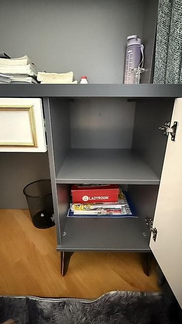 Düz masa, Stulsuz, Polkalı, Siyirməli, Sadə laminat — 3