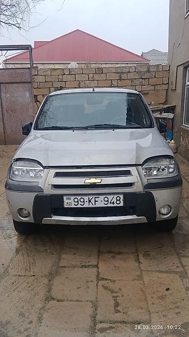 maşın satışı kredit: Chevrolet Niva, gümüş rəng, 5 qapılı SUV. Əsas xüsusiyyətlər: - — 1