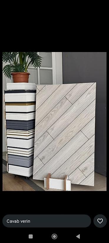 Ağ-açıq boz tonlarda, taxta teksturalı dekorativ divar paneli/laminat