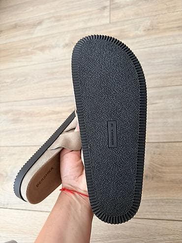 Şəxsi əşyalar: Bershka qadın sandaleti - Model: slip-on, üst hissəsi hörgü detallı - — 3