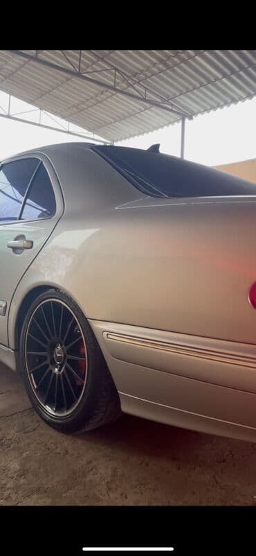 Коммерческий транспорт: Mercedes-Benz E‑Class sedan (W210) – gümüş rəng. Xüsusiyyətlər: - — 3