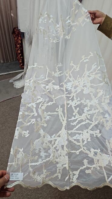 maqnit perde: Zərif ağ tül pərdə, üzərində incə naxışlarla bəzədilib. Otağınıza — 2