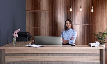 ресепшн вакансии баку: Hostes, qeydiyyatçı tələb olunur, 3-5 illik təcrübə — 1