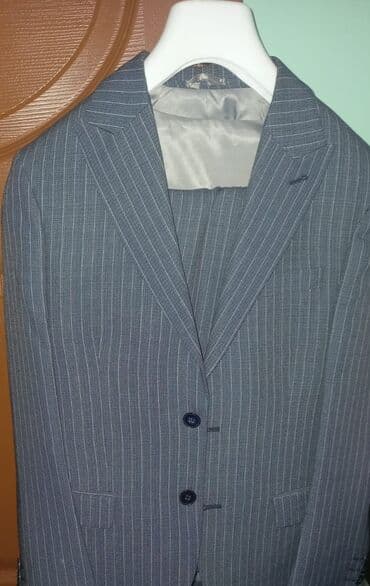 Kişi kostyumu – göy rəngdə, zərif ağ xətli (pinstripe) dizayn. - İki