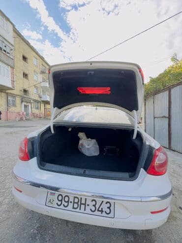 фольксваген пассат сс: Volkswagen CC, ağ kuzov və açıq rəngli-süet/deri kombinasiyalı salon — 3