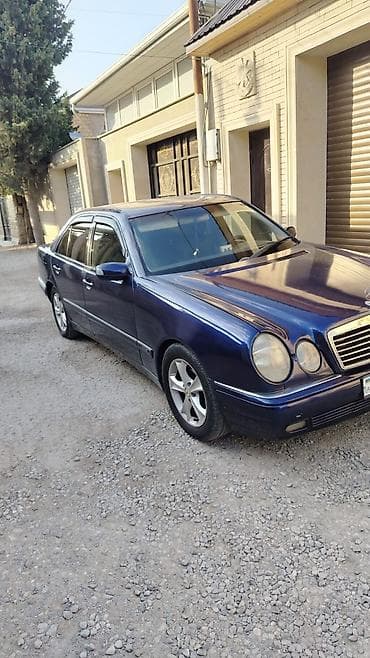 disk kalpaklar: Mercedes‑Benz E‑Class (W210), sedan, tünd göy rəng. Xüsusiyyətlər: - — 2