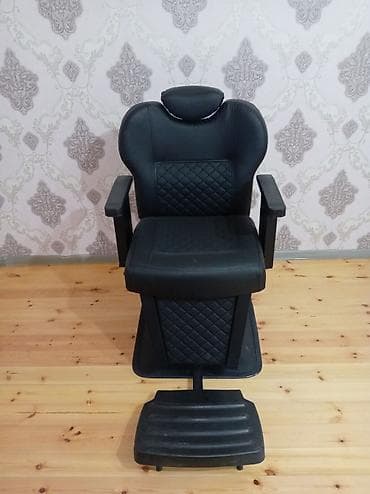 kreslo carpayı: Bərbərxana üçün peşəkar kreslo və klassik barber işarəsi (barber pole) — 2