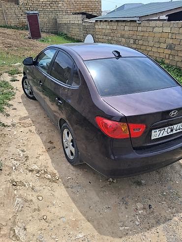 Hyundai Elantra sedan - Kuzov: 4 qapılı sedan, tünd bənövşəyi rəng -