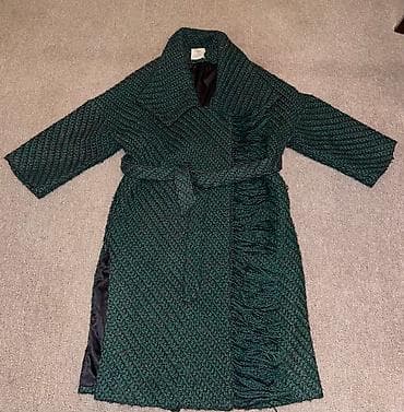 Palto satilir 

Uzun isti paltonun qiymeti 20 manat