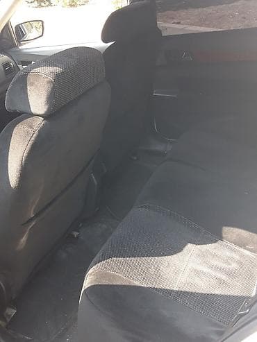 lizing avtomobiller: Ağ rəngli sedan avtomobil Xarici: - Ağ gövdə, arxa park sensorları - — 4