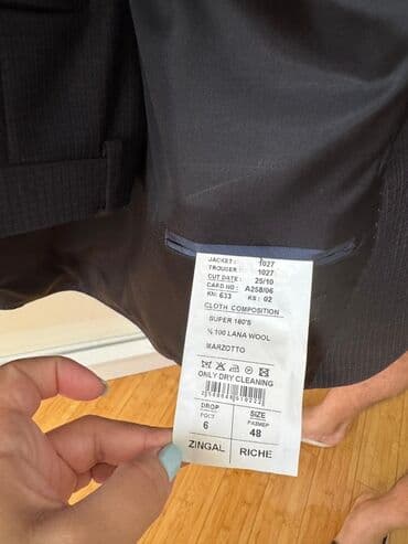 göy rəngli kişi cemperləri: Zingal Riche brendindən tünd göy rəngli kişi kostyumu. Kostyum iki — 9