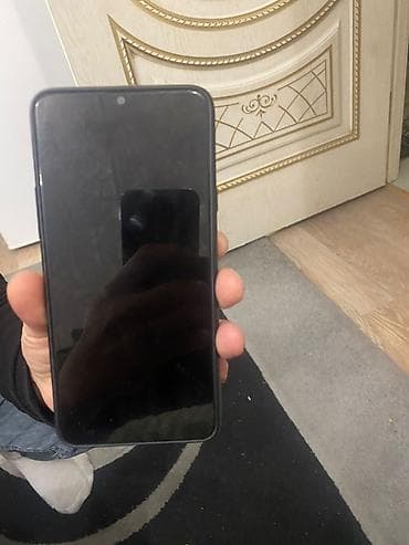 asus padfone 2: Smartfon - Böyük ölçülü, tam ekran displey (ön kamera üçün mərkəzdə — 1