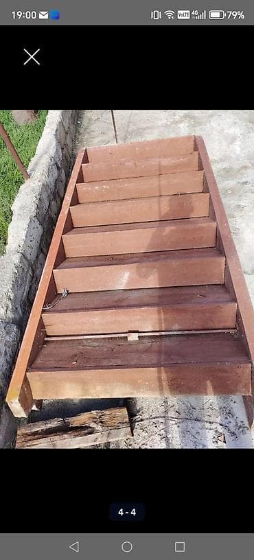 Taxta pilləkən konstruksiyası - Material: qalın taxta şüalar və taxta