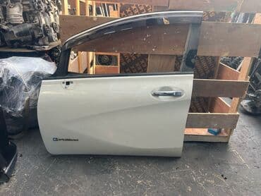 şüşələr: Ağ rəngdə avtomobil qapısı. Bu qapı, avtomobilin xarici görünüşünü — 1