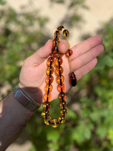 sümük təsbeh: Ateş Kəhrəba . Boncuklardan hazırlanmış bu təsbeh, incə işlənməsi və — 1