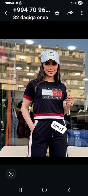 Qadın iki hissəli idman dəsti - Model: qısa kəsimli T‑şört + geniş