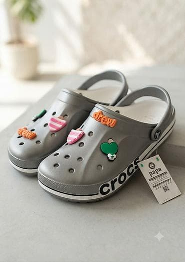 tərlik: Gri rəngli Crocs tərzli bağcıqsız gündəlik terlik/sandal. Yan hissədə — 1