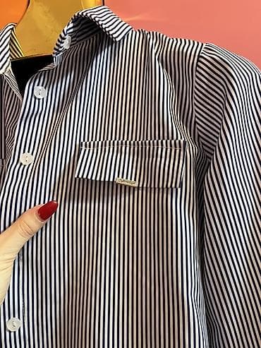 Üst geyimləri: Zolaqlı qadın köynəyi - Rəng: ağ-dəniz mavisi incə vertikal zolaqlar — 3