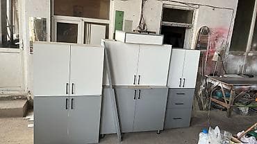 Ağ və boz rənglərdə modul tipli anbar şkafları. Bu şkaflar müxtəlif