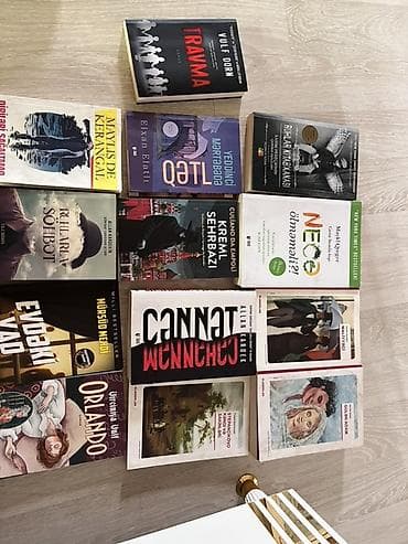 Müxtəlif janrları əhatə edən böyük kitab dəsti. Dəstdə görünən