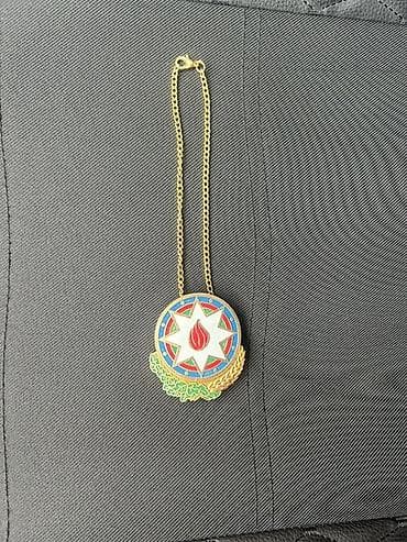 Azərbaycan rəmzli boyunbağı asqısı - Dizayn: Mərkəzdə səkkizguşəli