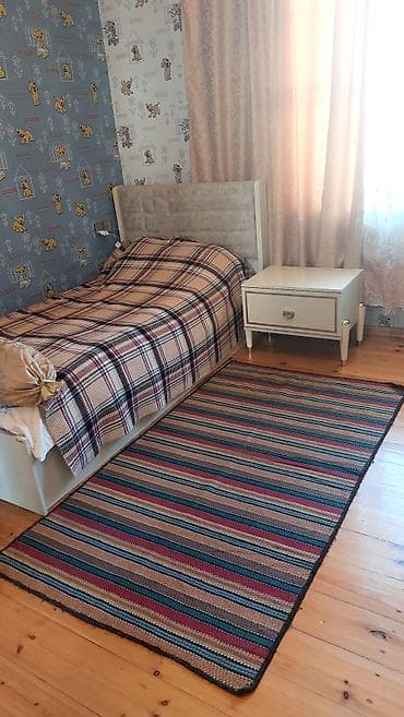 gul: Yataq otağı üçün mebel dəsti təqdim olunur. Dəstə şəkillərdə görünən — 2