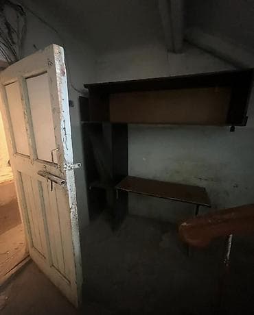 Qarajlar: Satılır: 1 otaqlı zirzəmi tipli sahə Xüsusiyyətlər: - Tek otaqlı — 9