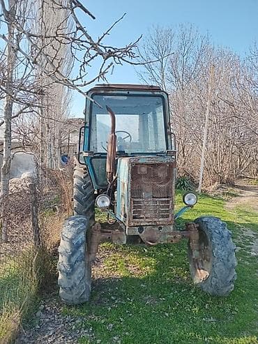 traktor mtz 80 satilir: Traktor satılır. Otur sür vəziyyətdədir. Matoru və karobkası — 1