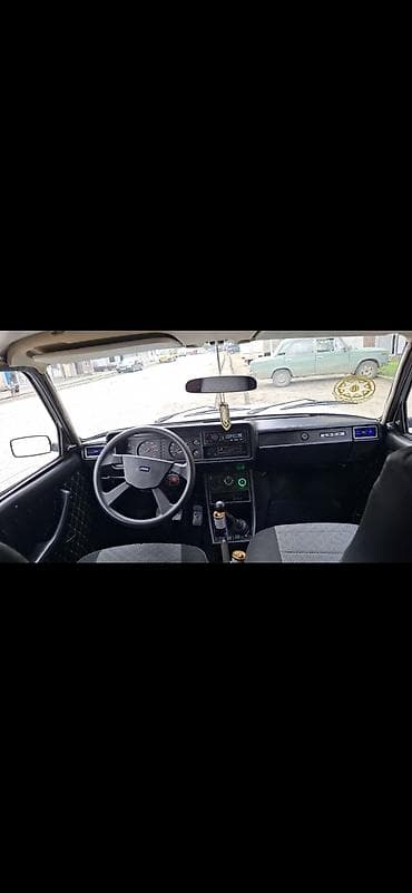 avto satış saytları: VAZ 2107, ağ rəng, sedan gövdə. Texniki xüsusiyyətlər: - Benzin — 3