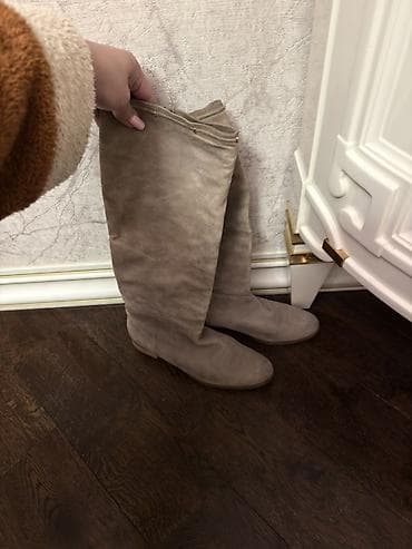 Qadın dizə qədər çəhrayı-bej rəngli süet çəkmələr - Material: yumşaq