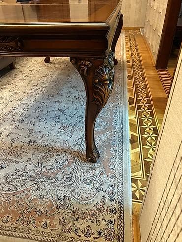 Klassik üslubda dəst: mərməri naxışlı yemək stolu və qüllə tipli salon — 5