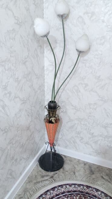 Dekorativ döşəmə lampası - Dizayn: Vaza formalı gövdə, üst hissədə 3